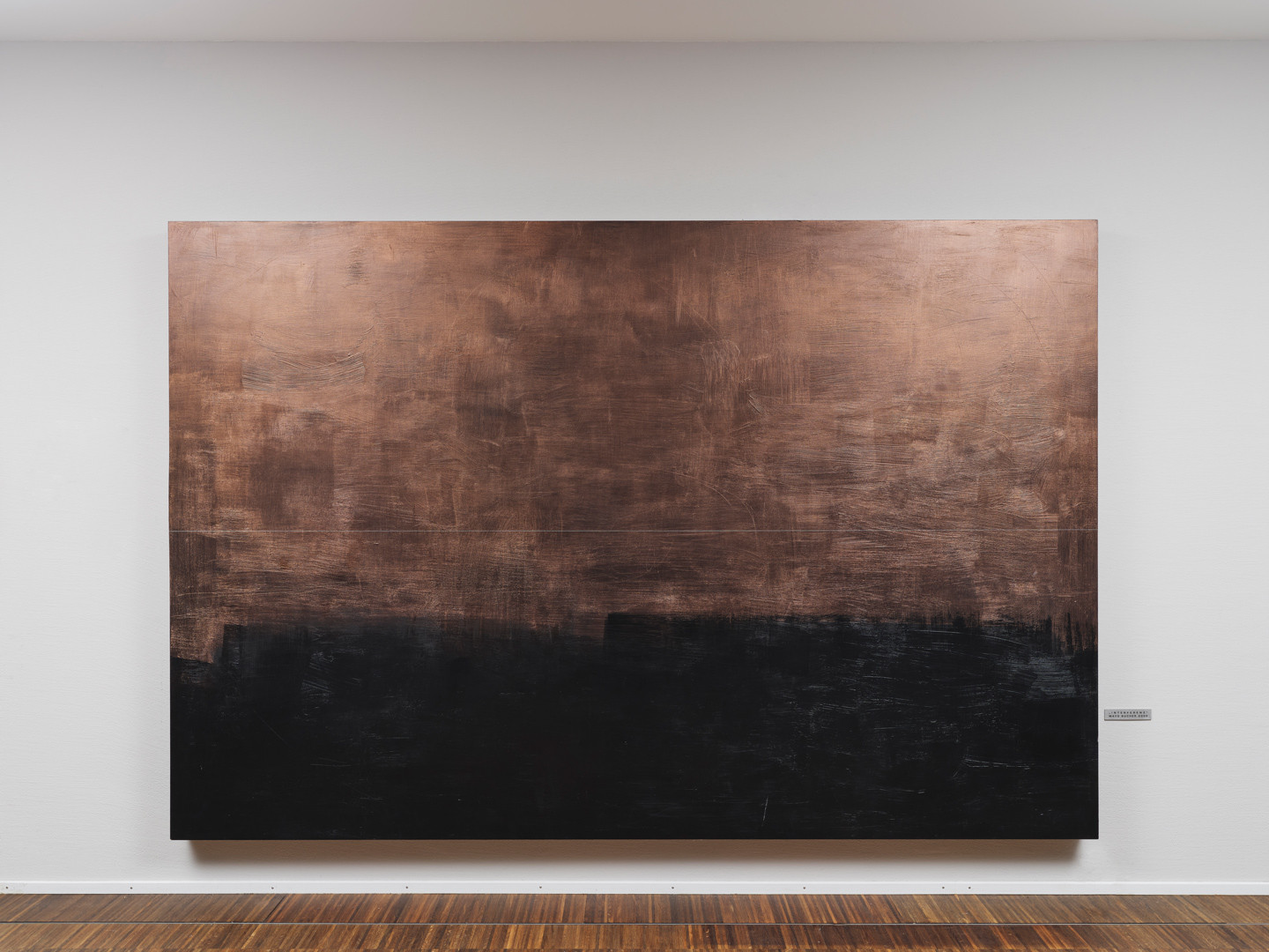 Ein abstraktes, dunkles Kunstwerk an einer Wand