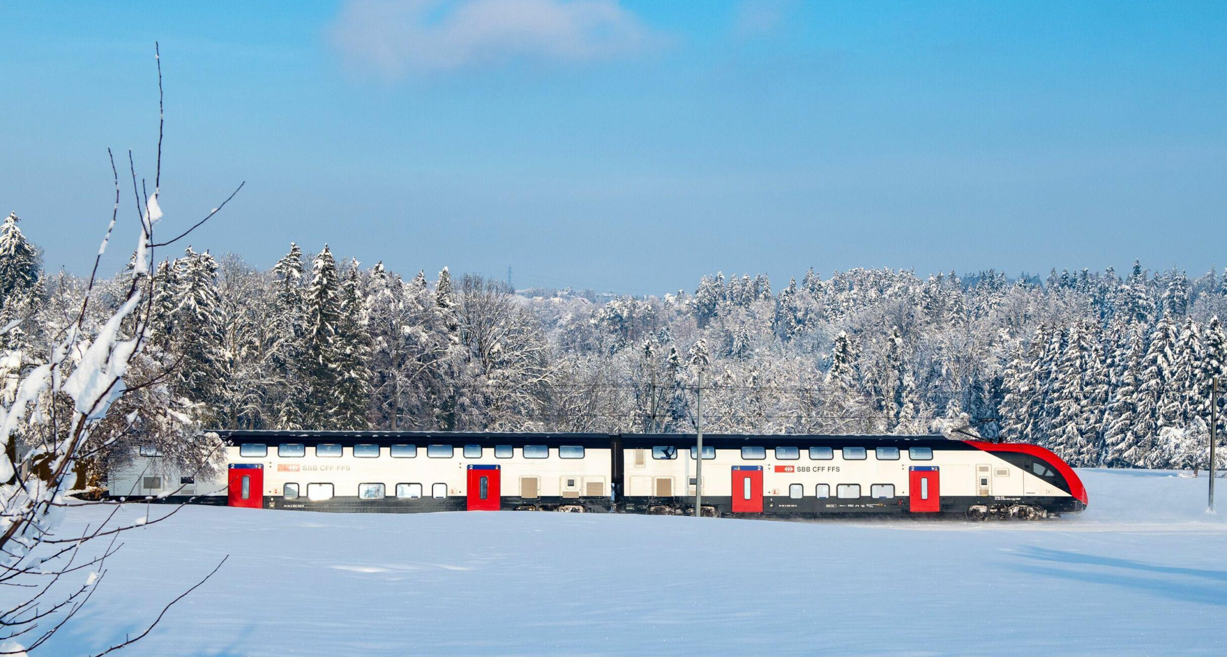Zug fährt durch die Winterlandschaft