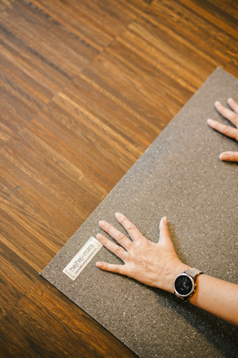 hejhej-mats im Fokus und zwei Hände