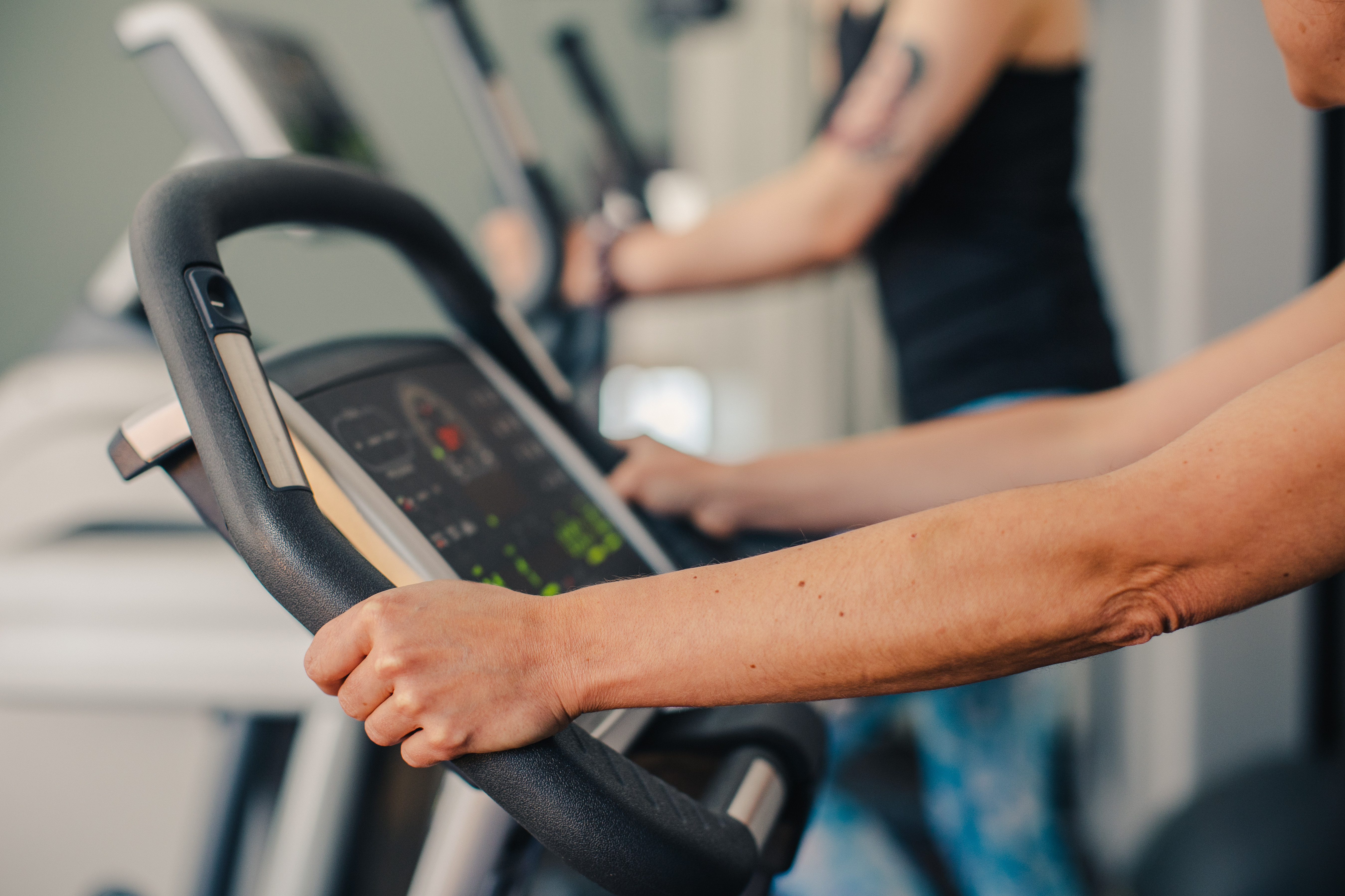 Frauenhände am Fitnessgerät