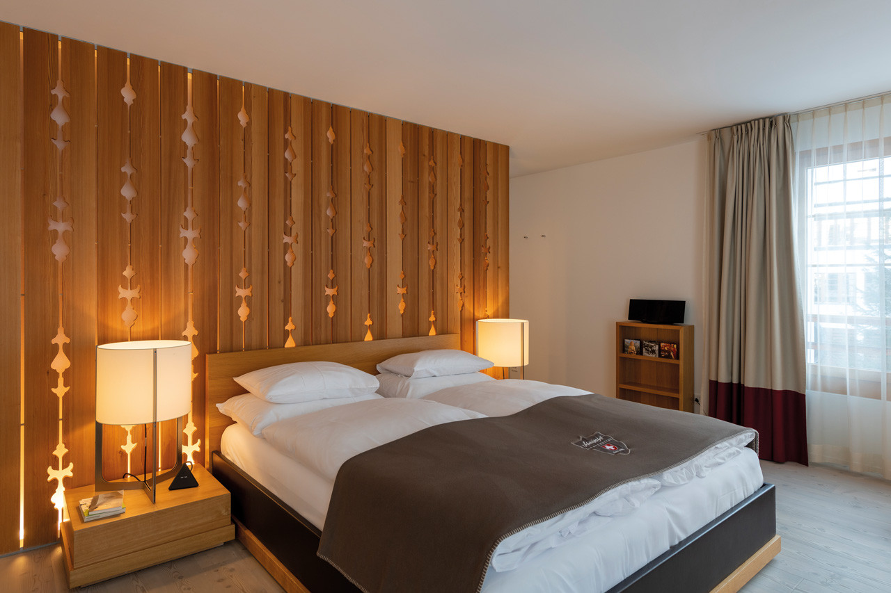 Doppelbett mit Fensterfronten.