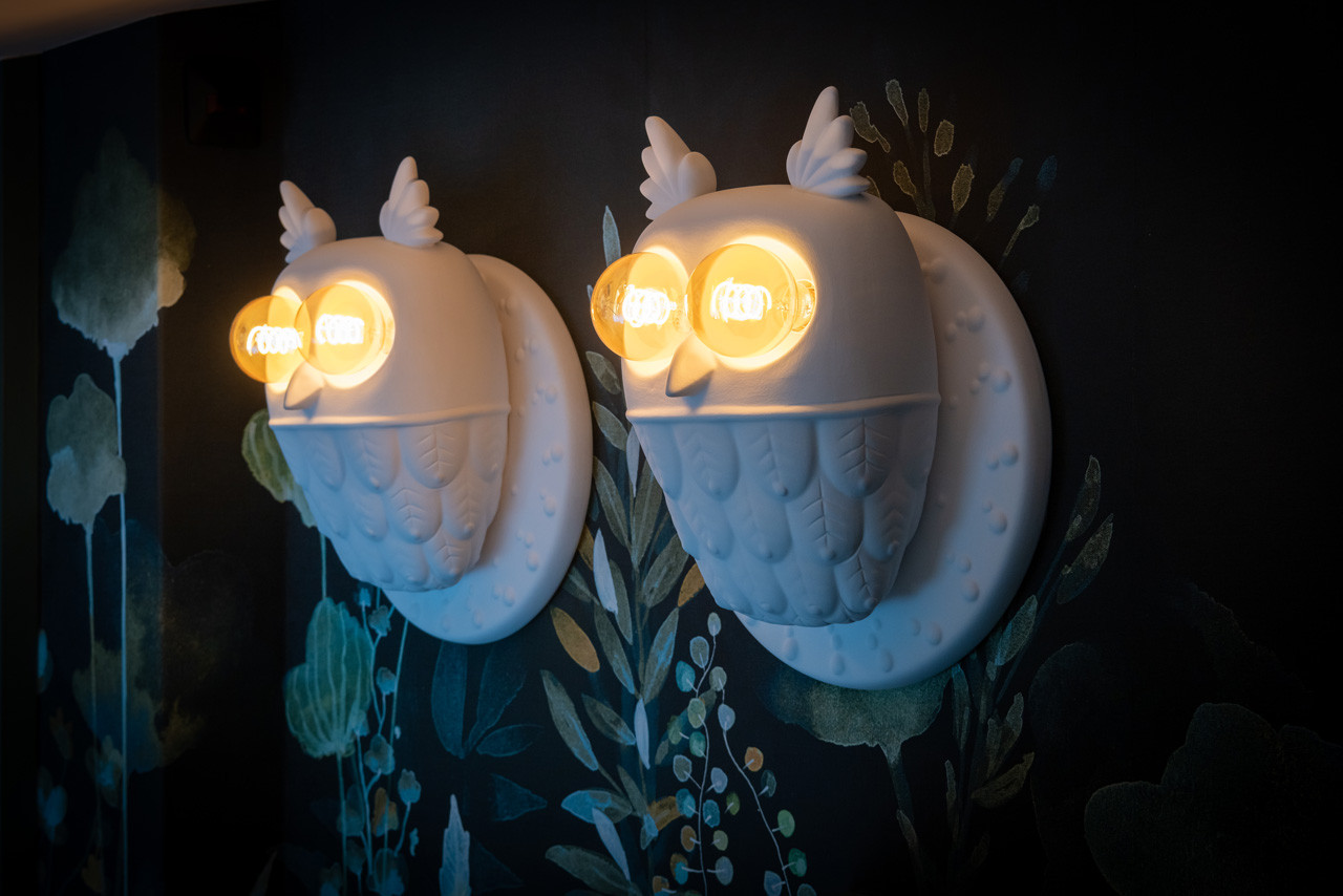 Detailaufnahme im Nostalchic Belle Étage Zimmer mit dekorativen Eulenleuchten und verspielter Wandgestaltung.