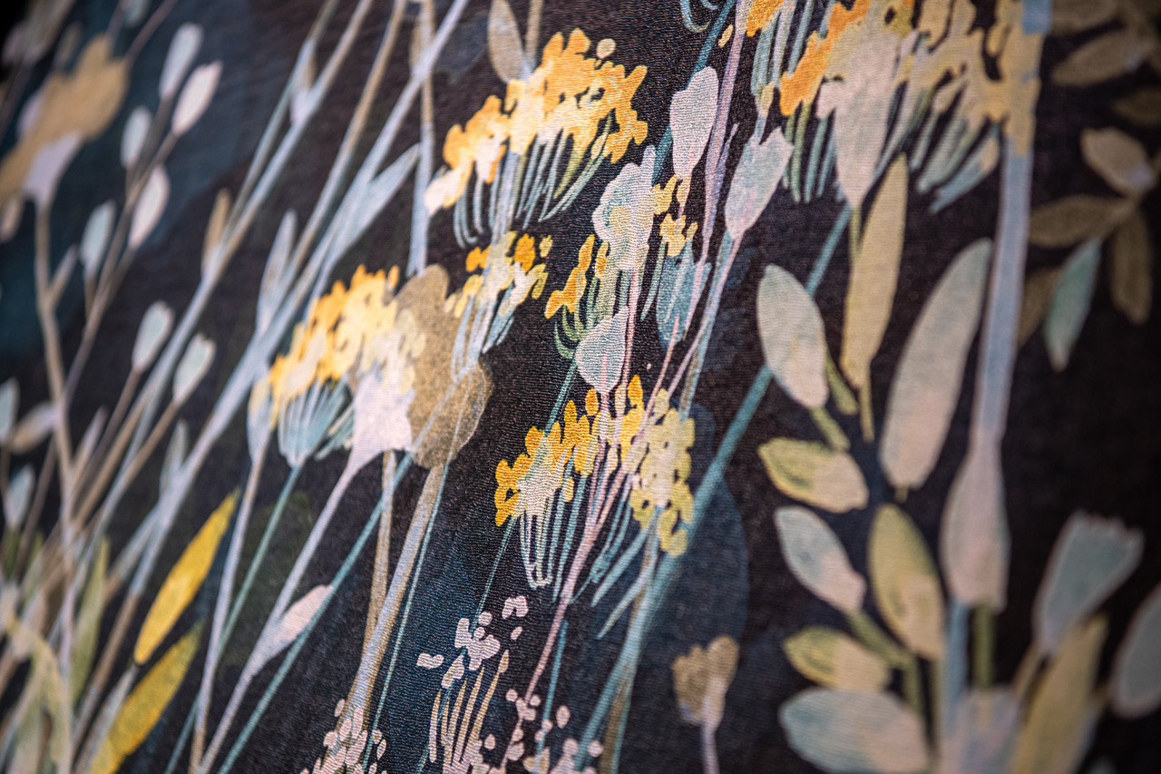 Detailaufnahme eines floralen Wandmusters im Nostalchic Belle Étage Zimmer.