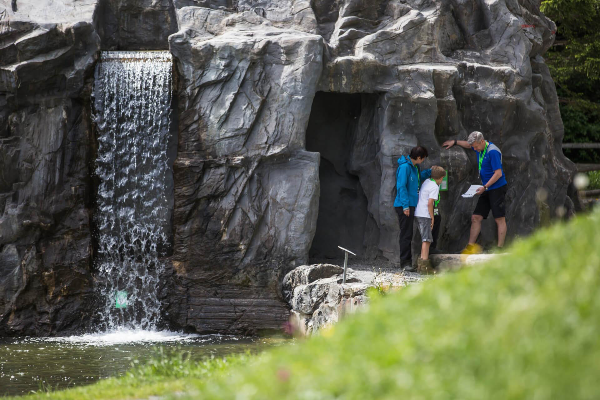 Familie auf dem Foxtrail Anda beim Wasserfall