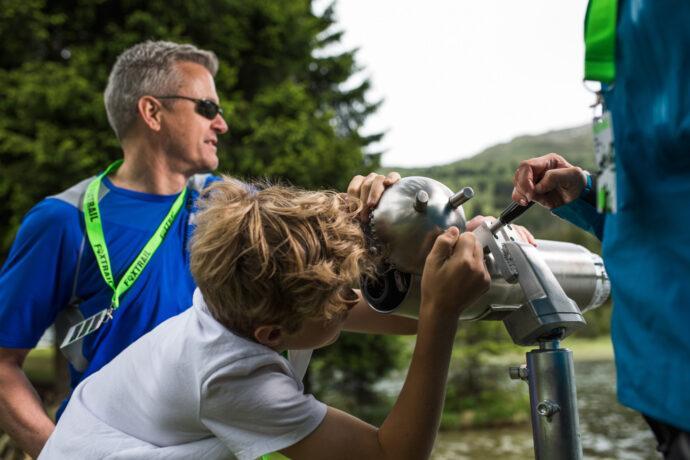 Familie auf dem Foxtrail Anda beim Wasserfall