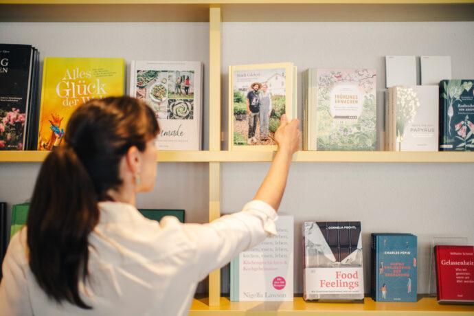 Frau Liest Sich Ein Buch Im Büchershop Aus