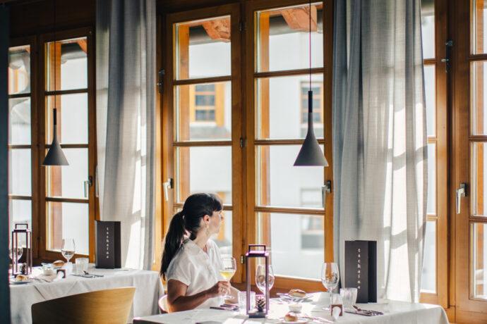 Frau Beim Abendessen In Der Arvenstube