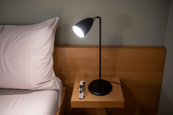 Nachttischlampe Im Budget Zimmer